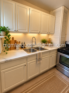 //hemlane-production.s3.amazonaws.com/uploads/property_listing_photos/ed9e8fbb-98b2-46c5-9d9a-2d8685680e0b/Cosy Cream Kitchen with Plants.png