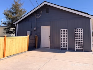 Independent dedicated entrance to the studio