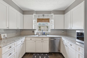 //hemlane-production.s3.amazonaws.com/uploads/property_listing_photos/f58f907c-8893-4b3d-99d9-a630271bb8ee/14-web-or-mls-1101 Glenwood Ave014.jpg