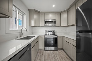 //hemlane-production.s3.amazonaws.com/uploads/property_listing_photos/f594afa7-7a57-48de-9fe4-06c427f23ac9/1101 N Flower St unit 1 -01.jpg