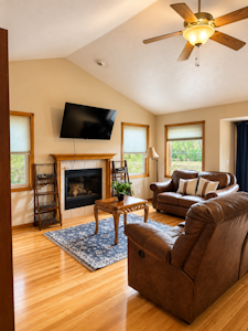 //hemlane-production.s3.amazonaws.com/uploads/property_listing_photos/f640c004-7ba4-4643-8d99-9d4ed218ed5b/Living room.png
