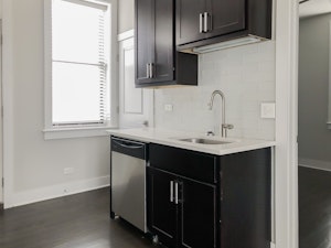 //hemlane-production.s3.amazonaws.com/uploads/property_listing_photos/fb82067b-5a59-4383-a3a7-981bb472e430/large (1).jpg