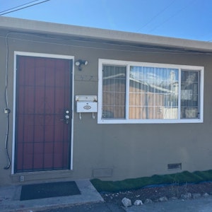 //hemlane-production.s3.amazonaws.com/uploads/property_listing_photos/fe685f9f-ef60-4ae4-b5b1-a6b5c8922ded/1. House.jpg