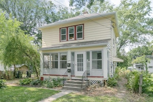 //hemlane-production.s3.amazonaws.com/uploads/property_listing_photos/fff78ae5-50e1-4f9c-8c17-ead03083a132/13/Humphrey - 2446 E Johnson - 35.jpg